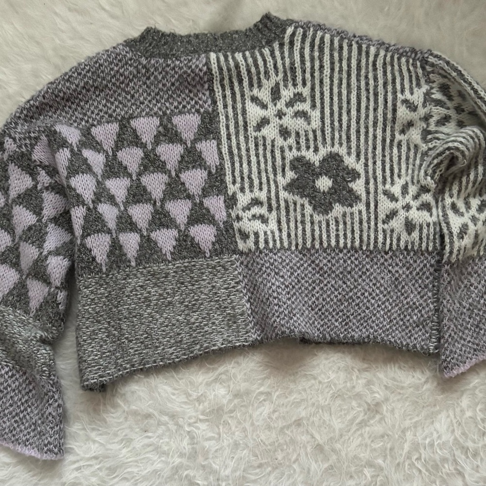 Sincerely Jules Gray, Lavender and White Geometric Cropped Sweater - Picture 4 of 4